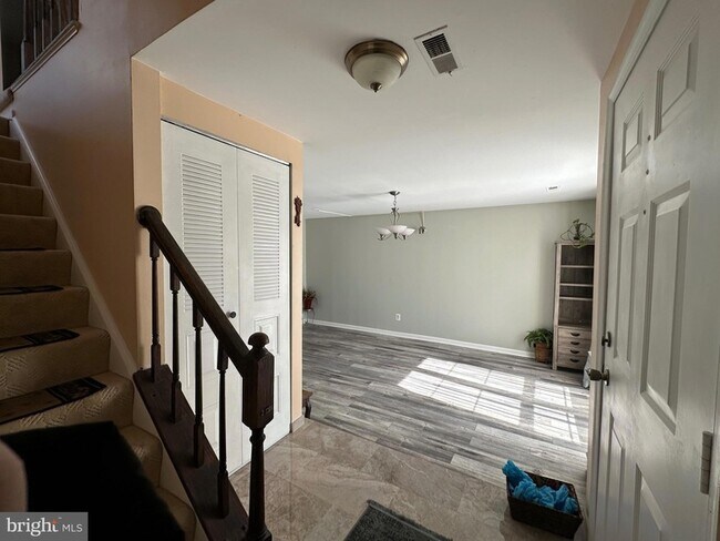 Building Photo - 326 Lancaster Square