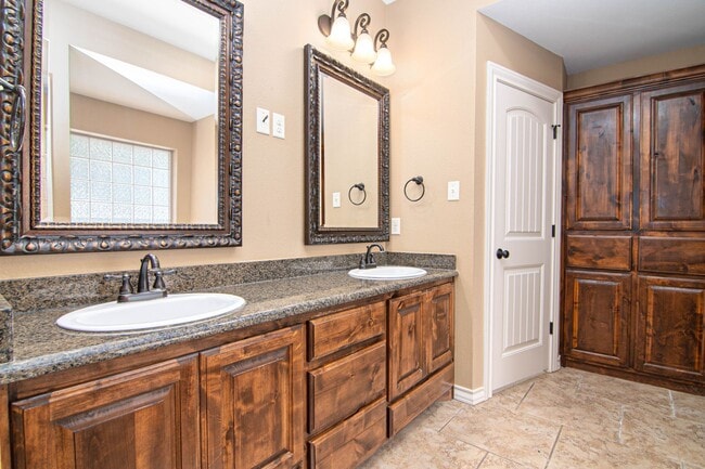 Building Photo - 5811 Oak Creek Drive