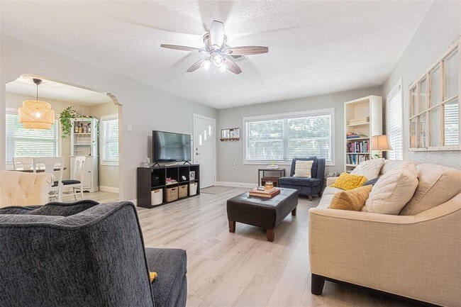 Building Photo - 701 W Henry Ave