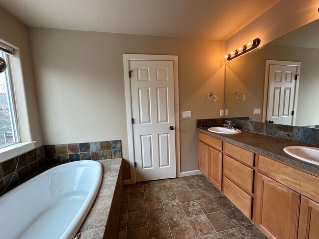 Building Photo - Inviting 4 Bedroom Home with Spacious Layo...