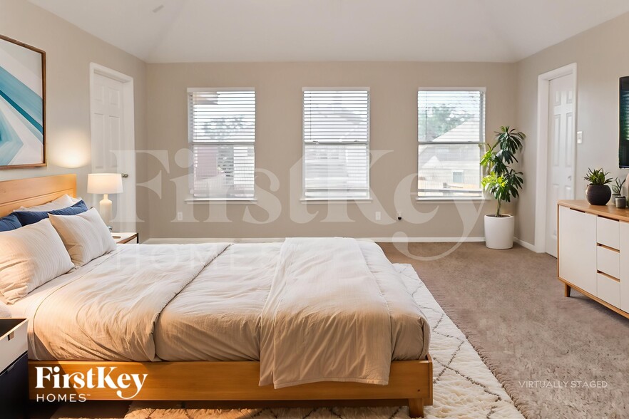 Building Photo - 2558 Doral Dr