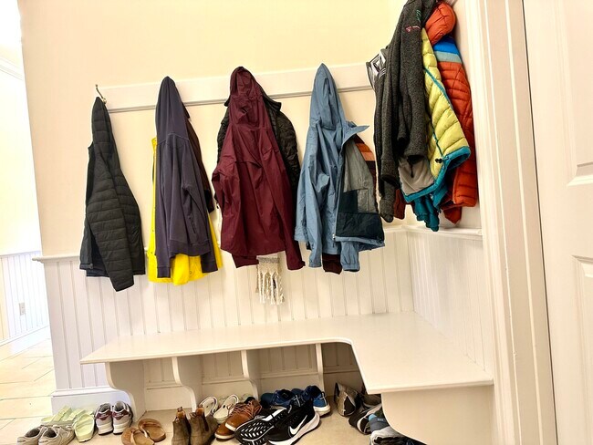 Building Photo - 27 Glenville Ave