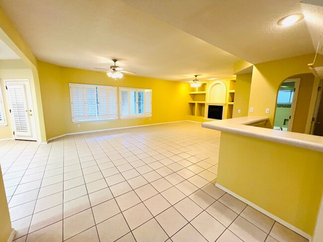 Building Photo - Stunning 4 bedroom, 3 bath home in West El...