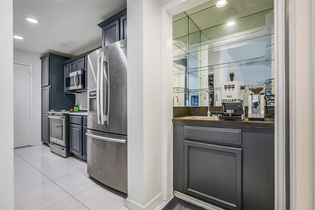 Building Photo - 1112 Bering Dr