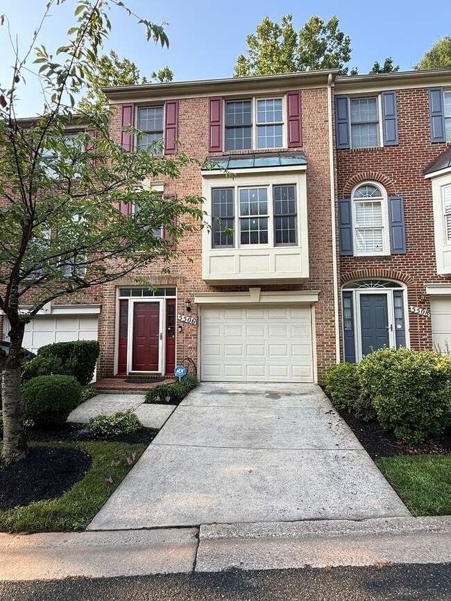 Building Photo - Beautiful 3 bed/3.5 Bath in ideal location!