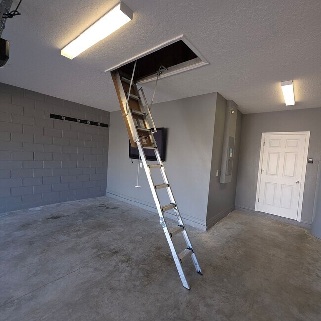 Building Photo - 4 Bedrooms, 2.5 Bathrooms Singe family home