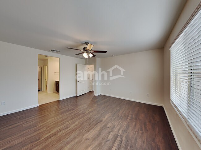 Building Photo - 854 E Artesia Pl