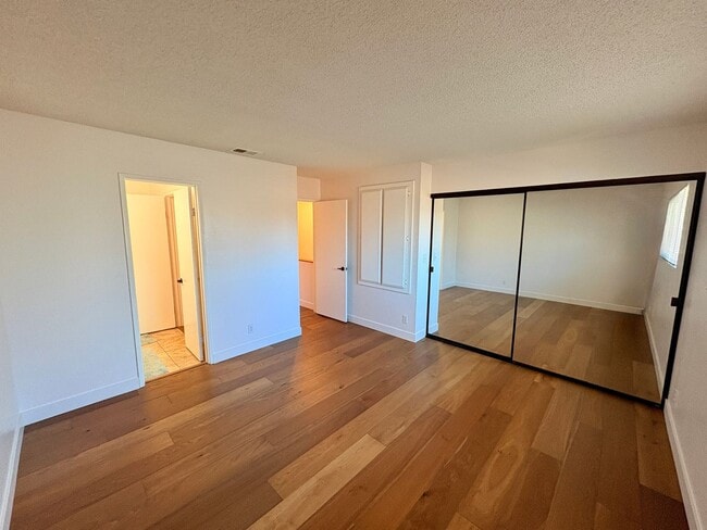 Building Photo - Amazing Two Bed 1.5 Bath Condo - University Heights - Garage & Driveway Parking