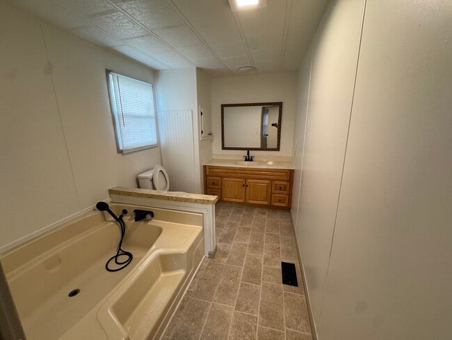 Building Photo - Renovated 3BR Home in Kingsport | Large Kitchen, W/D Included & Deck