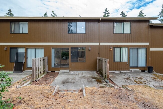 Building Photo - 2 bedroom/1.5 bathroom townhouse