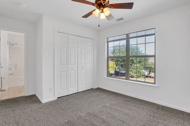 Building Photo - 3 bedroom 2.5 bath townhome in Carriage Sq...
