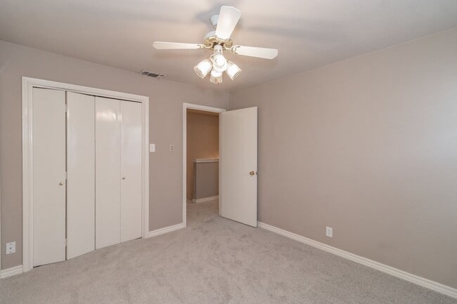 Building Photo - Beautiful townhome in a prime location nea...