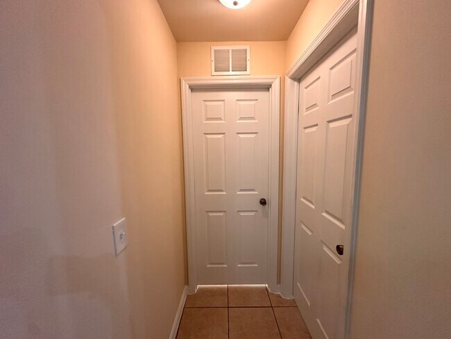 Building Photo - 906 SE 12th Terrace