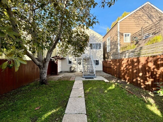 Building Photo - Adorable and Historic Home in West Alameda