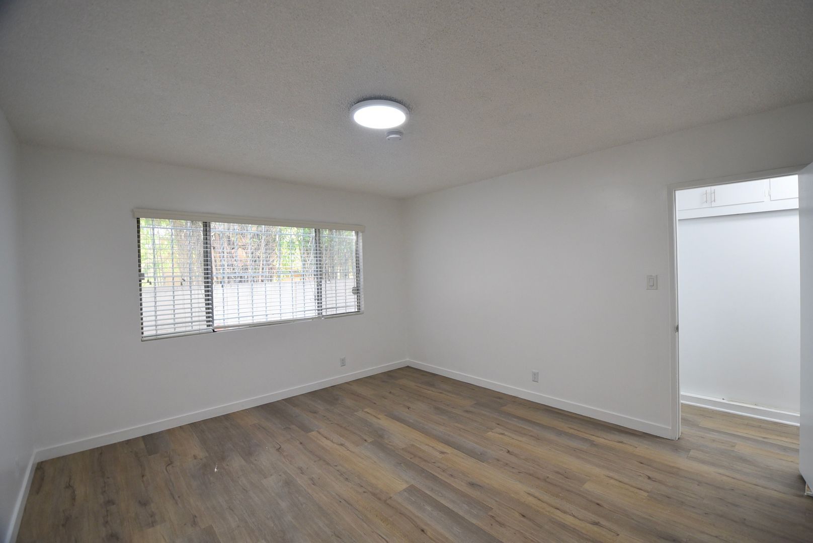 Building Photo - 6152 Woodman Ave