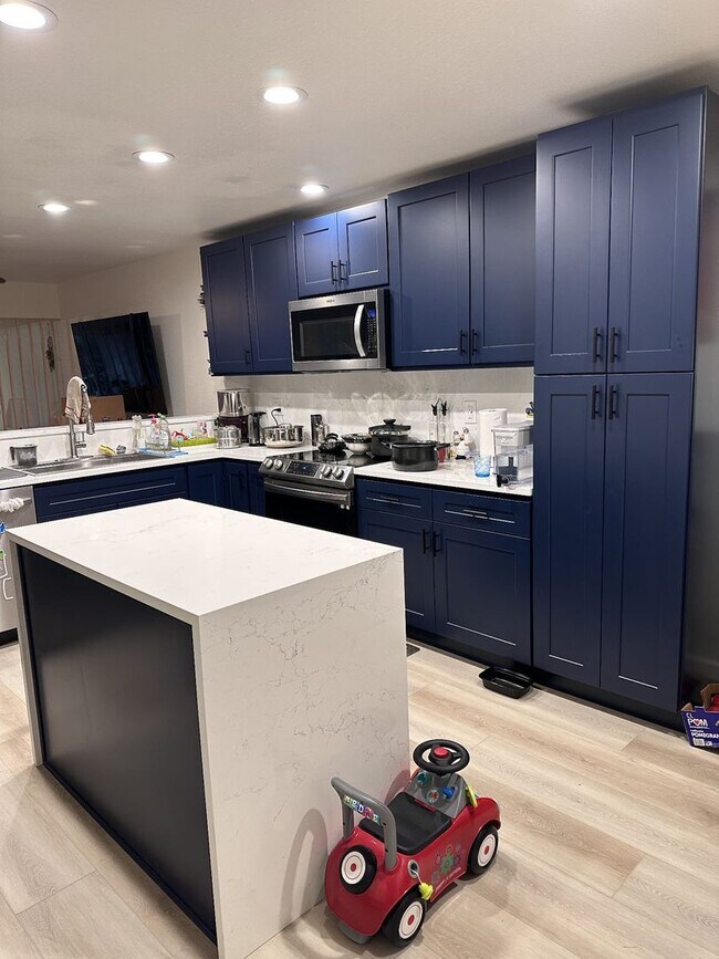 Building Photo - Renovated 2 Bed Kirkland Condo in Salishan...