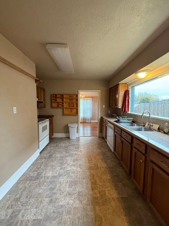 Building Photo - 3bd & 1 1/2ba with 2 Car Garage