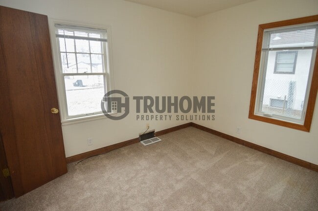 Building Photo - Spacious 5-Bedroom Home – Pet-Friendly and...