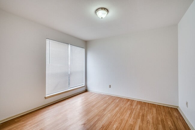 Building Photo - 2Bed / 2Bath Duplex • Kitchen Appliances I...