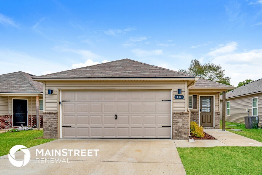 Primary Photo - 832 Lora Ln