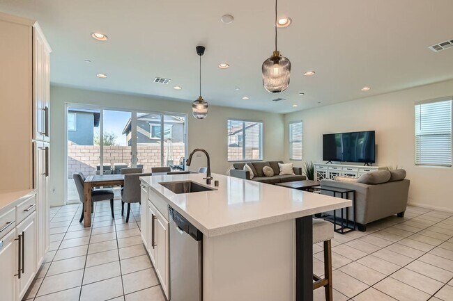 Building Photo - 4 Bed 3 Bath Luxury FURNISHED Home for Rent!