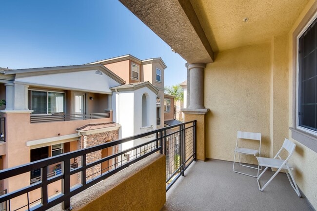 Building Photo - Spacious Spectrum 2 Bedroom Townhome with ...