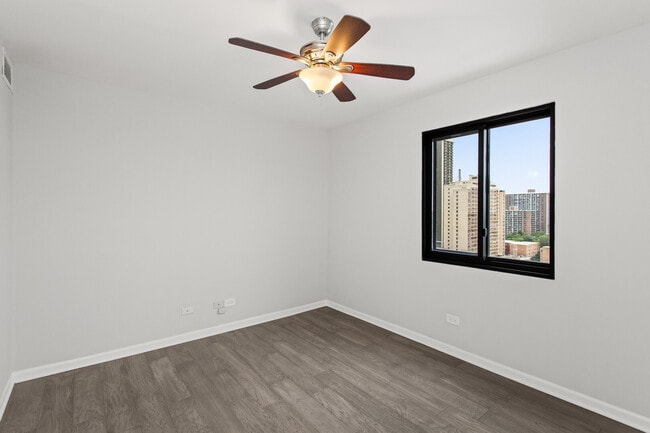 Building Photo - 6150 N Kenmore Ave