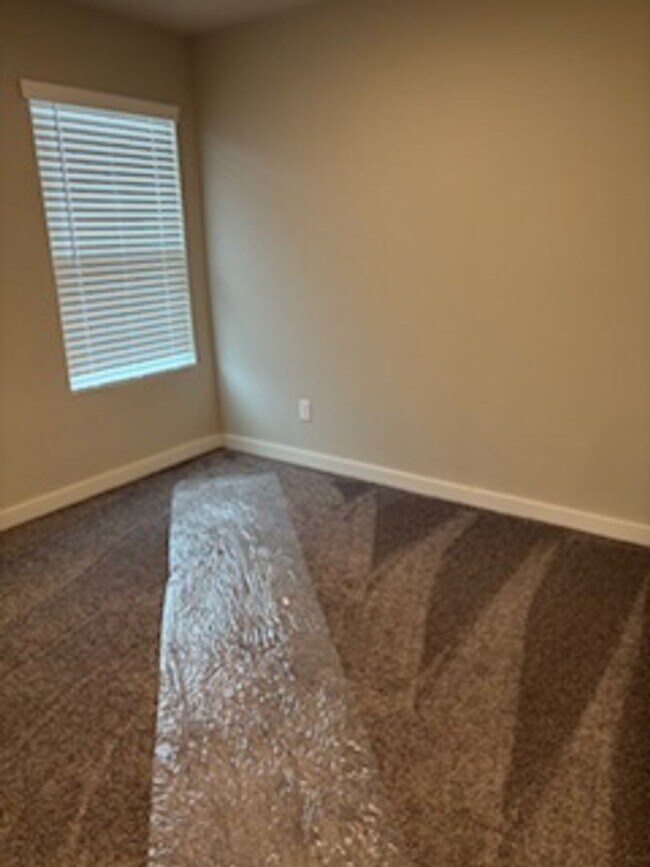 Building Photo - New Home! 1st month free!