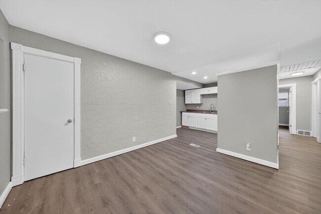Building Photo - 120 Mc Alpine Dr