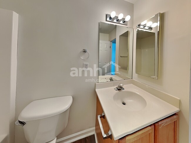 Building Photo - 127 Bathurst Ln