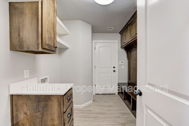 Building Photo - 560 Hackberry Ln