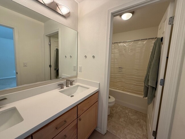 Building Photo - Beautifully Maintained 2 Bed/ 2.5 Bath - River Canyon Estates