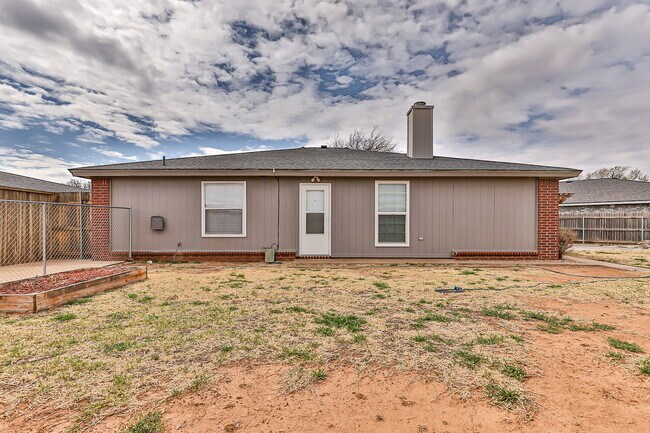 Building Photo - Beautiful House with Extra Room!