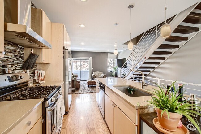 Building Photo - Breathtaking 2 bed, 3 bath Curtis Park Tow...