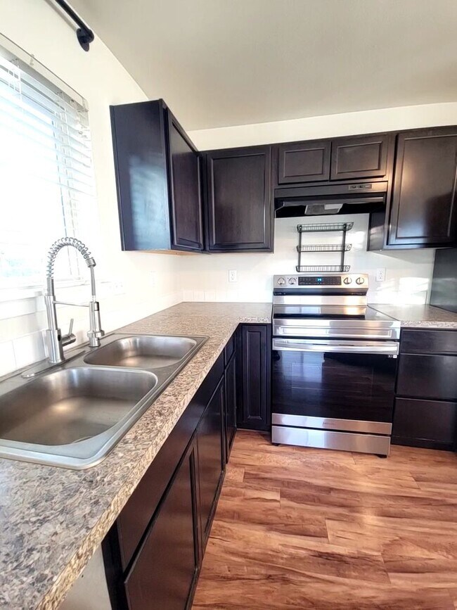 Building Photo - Large 4 Bed Split, Available Now! Pets Okay!