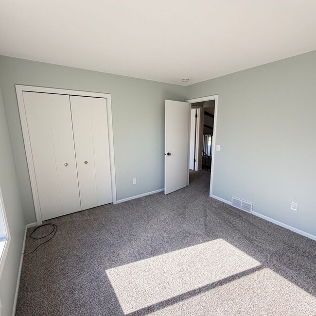 Building Photo - Spacious two Bedroom Quad-Level Home for R...