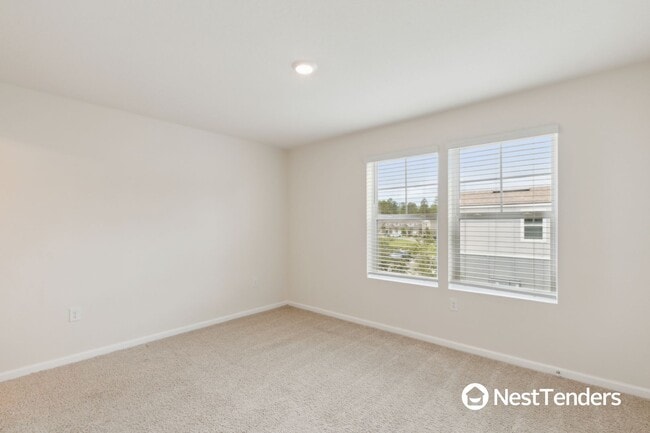 Building Photo - Beautiful End Unit Townhome!