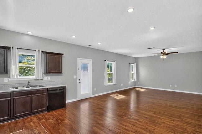 Building Photo - 520 Sunflower Dr