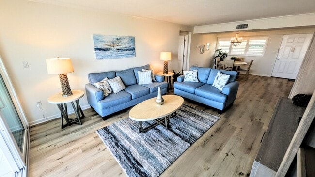 Building Photo - Seasonal/short term 2/2 condo rental with full water view on Longboat Key.