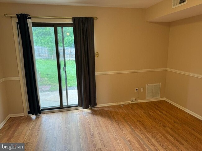 Building Photo - 603 Valley Dr