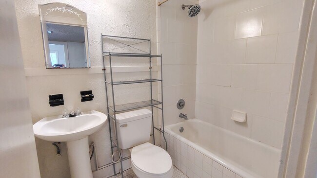 Building Photo - 1 Bed in the Paseo District - Save $100