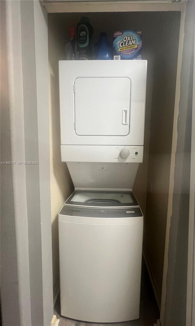 Building Photo - 533 NE 3rd Ave