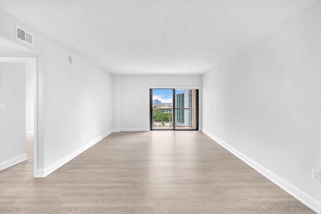 Building Photo - 100 Kings Point Dr