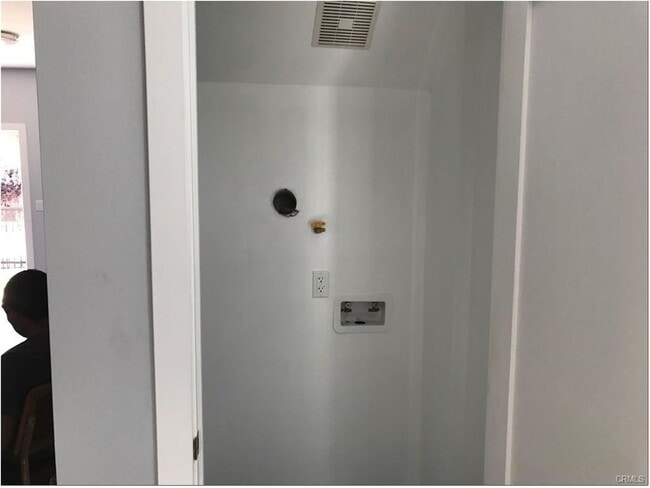 Building Photo - 85(221)