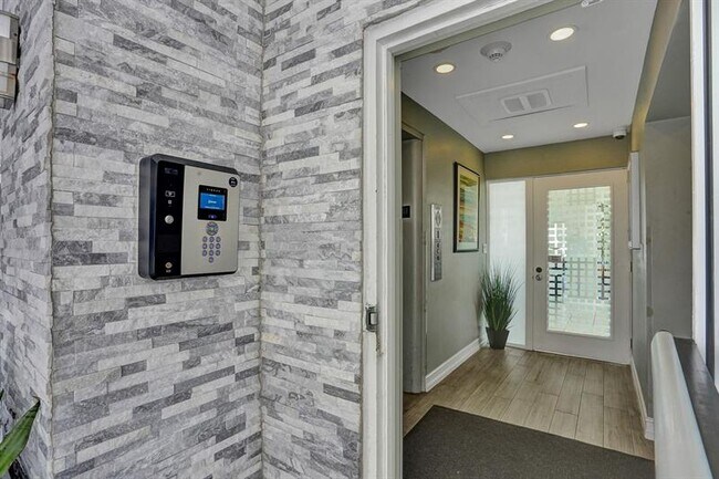 Building Photo - 720 Bayshore Dr