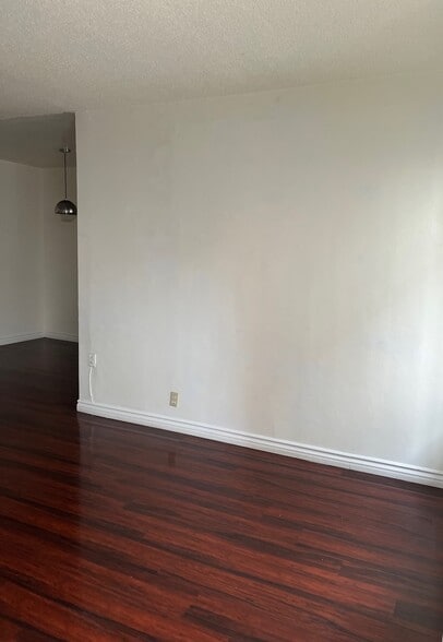 Building Photo - 827 N Hudson Ave