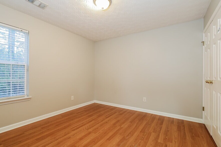 Building Photo - 10 Belmont Park Ln