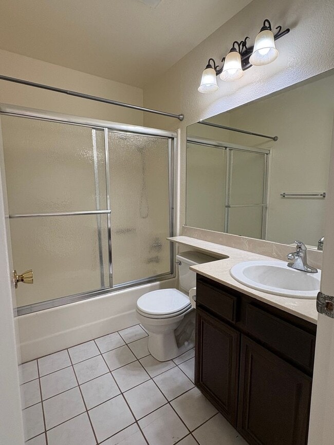 Building Photo - SOLAR POWERED 3 Bedroom 2 bath with large ...