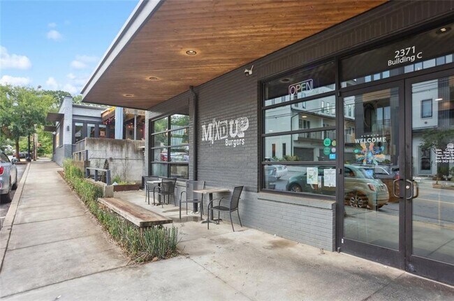 Building Photo - 1339 Oakview Rd
