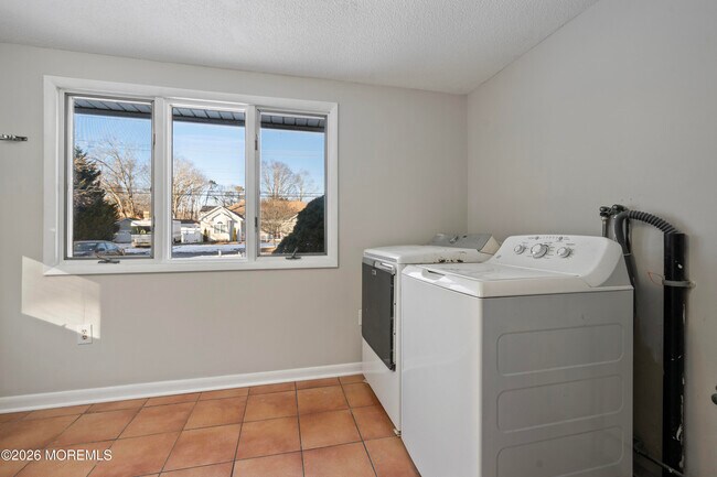 Building Photo - 261 Oak Ave